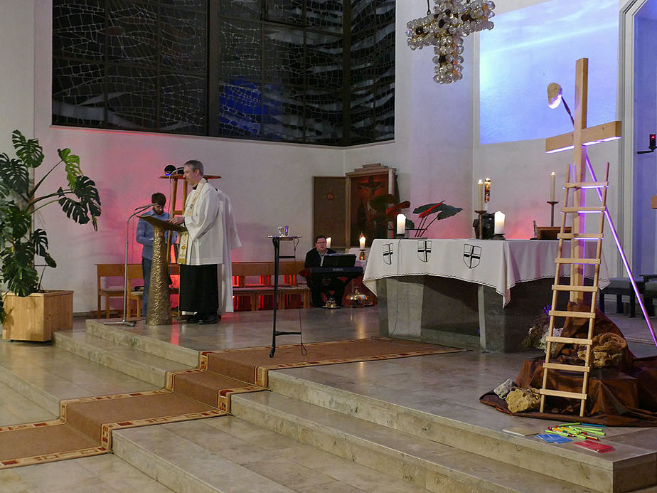 Firmvorbereitung mit Tauferinnerungsgottesdienst in St. Maria, Wolfhagen (Foto: Karl-Franz Thiede)